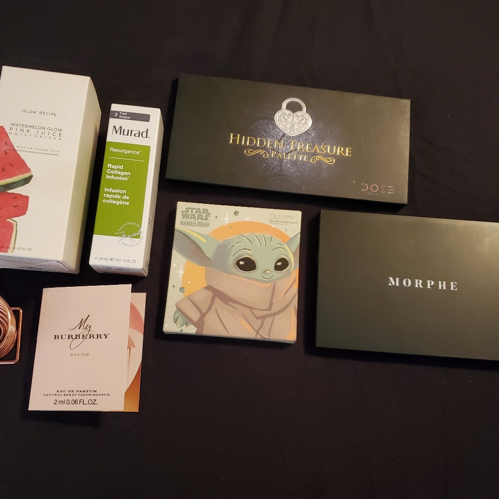 BEAUTY BOX WITH EYESHADOWS AND FACIAL ITEMS